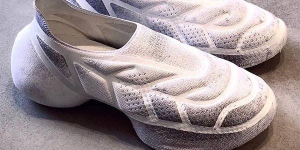 Мэтью М. Уильямс демонстрирует цельновязанные кроссовки TK-360+ от Givenchy