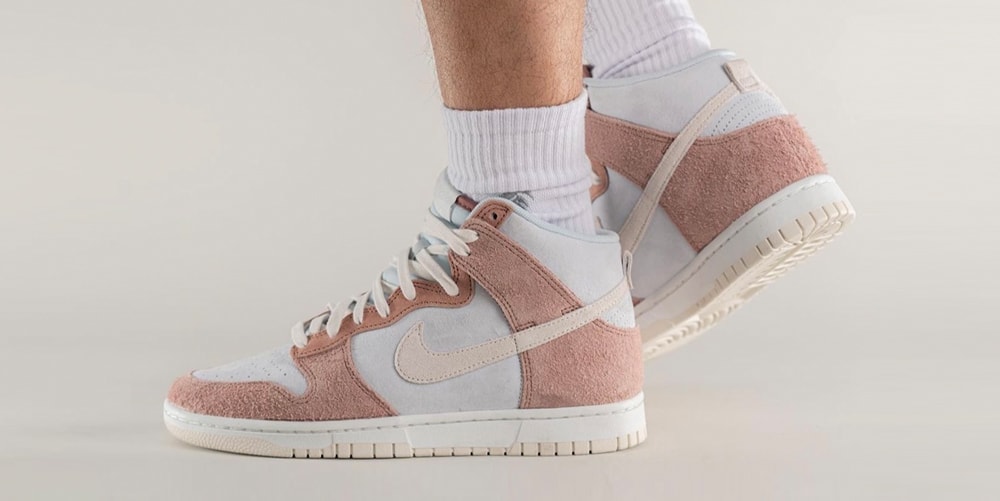 Взгляните на кроссовки Nike Dunk High «Fossil Rose» пешком.