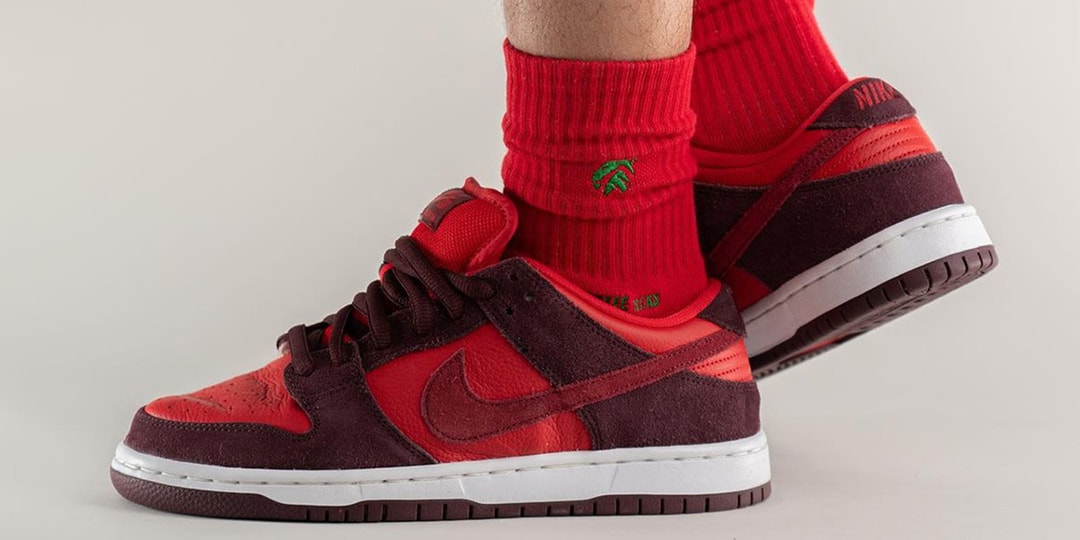 Различные оттенки красного в образе Nike SB Dunk Low «Cherry»
