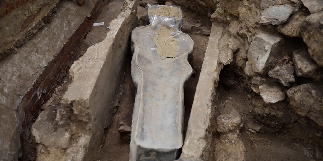 Археологи обнаружили свинцовый саркофаг, похороненный под собором Парижской Богоматери