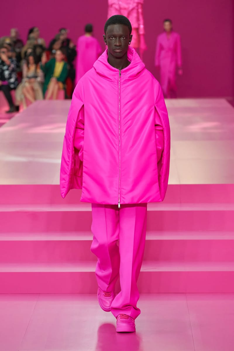 Valentino 22-23fw ピンクPP フープピアス Valentino Argues Anyone Can Be Pretty in Pink in FW22 Collection