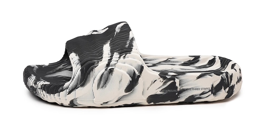 Adidas Adilette 22 представлены в знакомой цветовой гамме «карбон/алюминий»