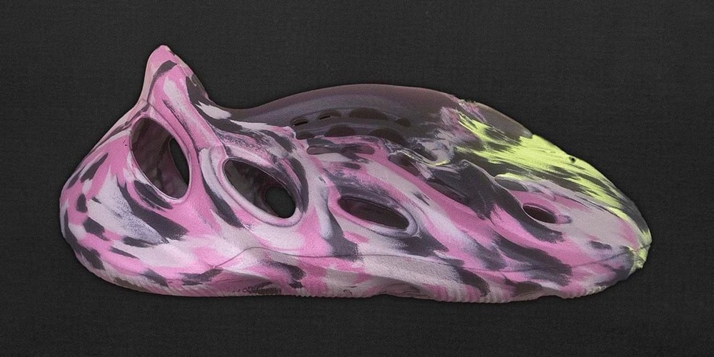Кроссовки adidas YEEZY Foam Runner в цвете MX Carbon.