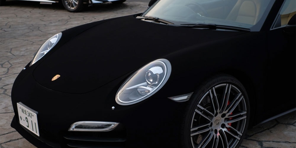 Pit One покрасил Porsche 911 в самую черную в мире краску