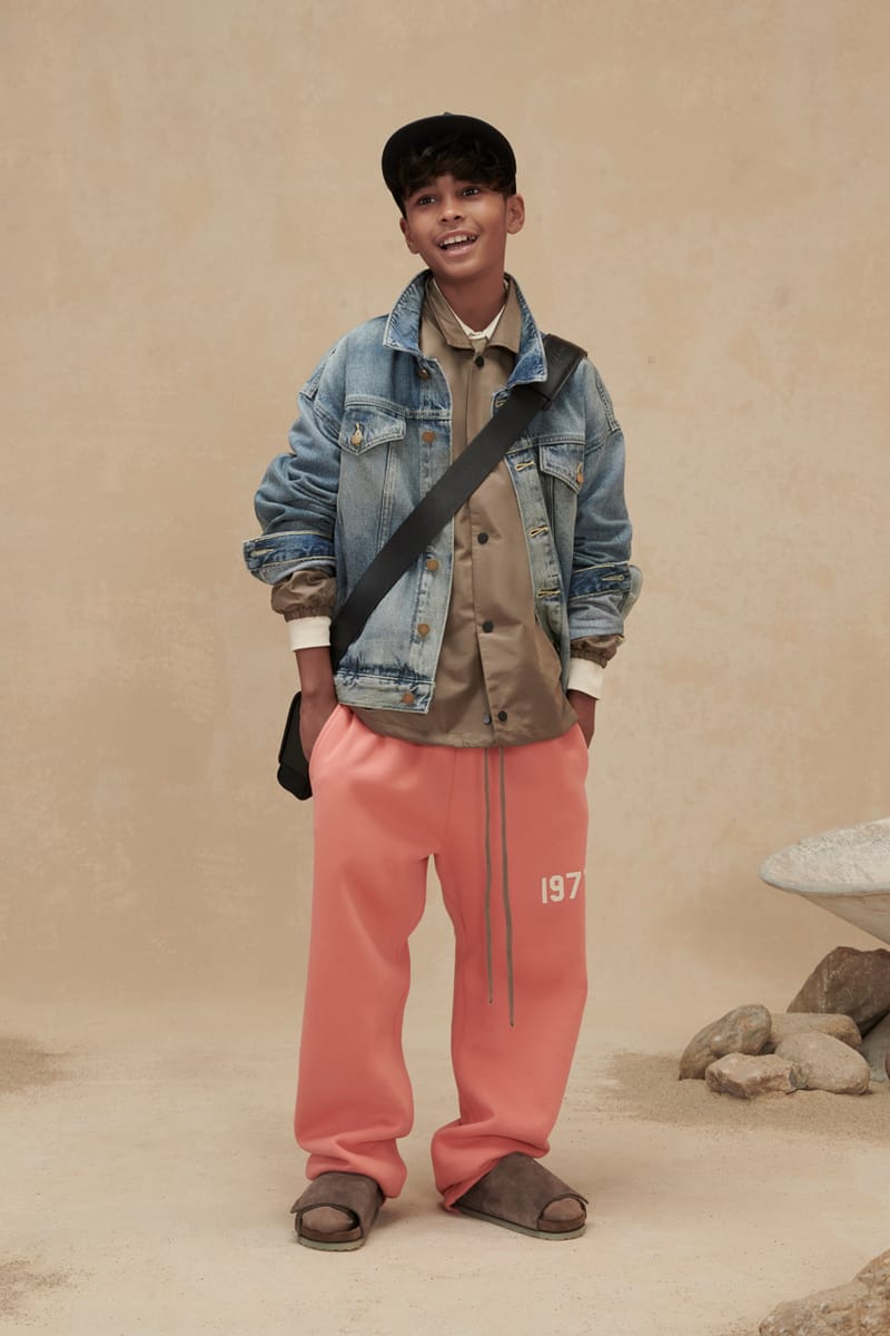 Fear of god ESSENTIALS ベージュ チノパン Fear of God ESSENTIALS Spring 2022 Collection: Hoodies, Sweaters