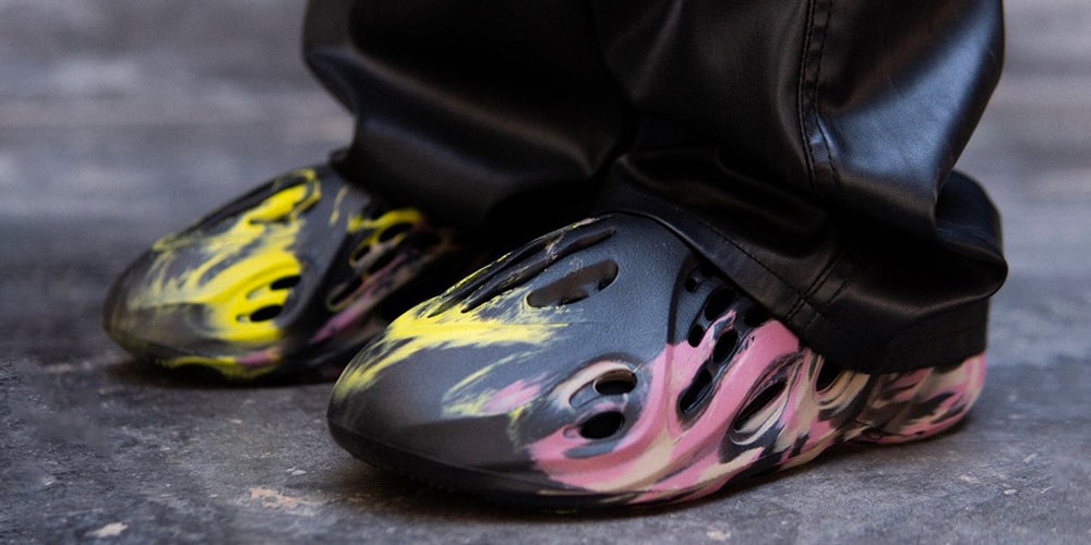 Взгляните на кроссовки adidas YEEZY Foam Runner «MX Carbon» пешком.