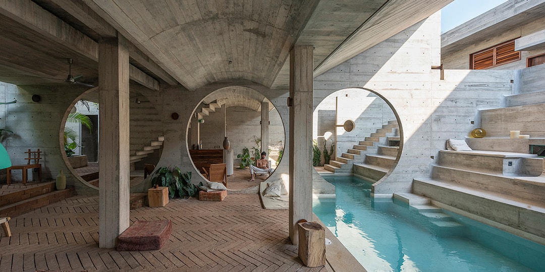 Пейзажный бассейн со сводчатым потолком проходит по всей территории отеля Casa To в Мексике.