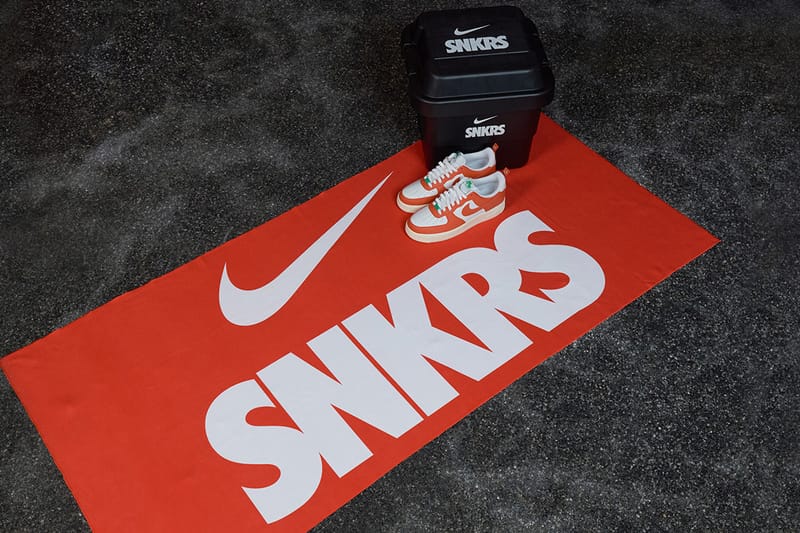 Nike snkrs outlet logo