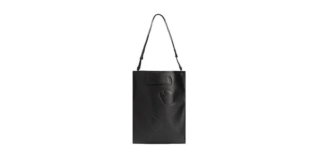 Эта сумка Maison Margiela украшена тиснением и деталями в стиле таби.