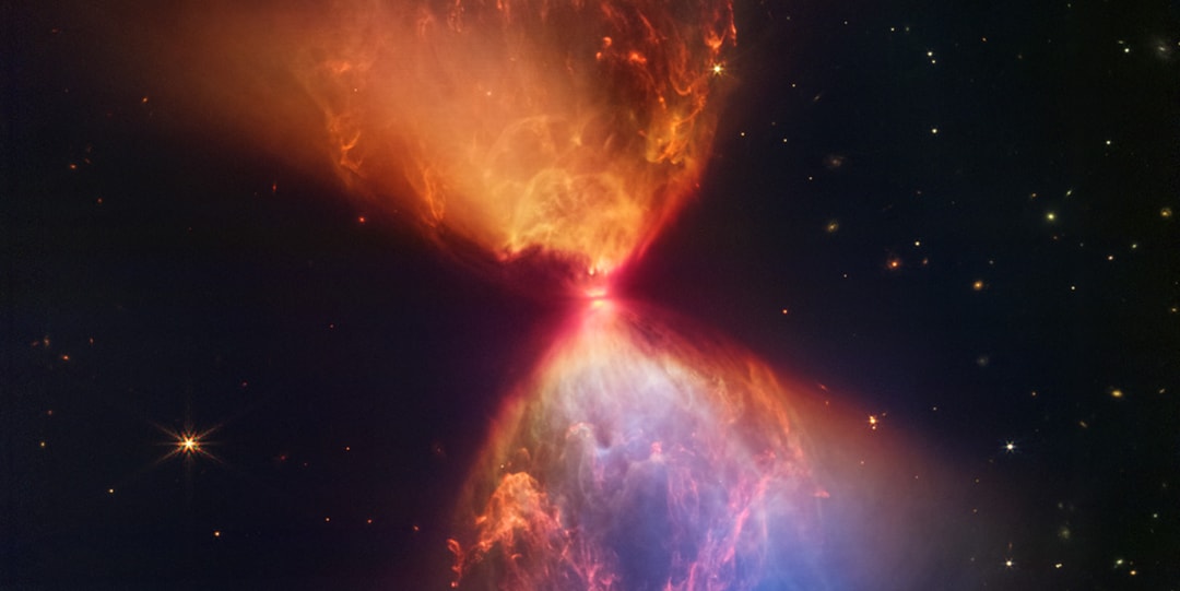 Телескоп НАСА Уэбб сделал фотографию звездообразования в виде «песочных часов»