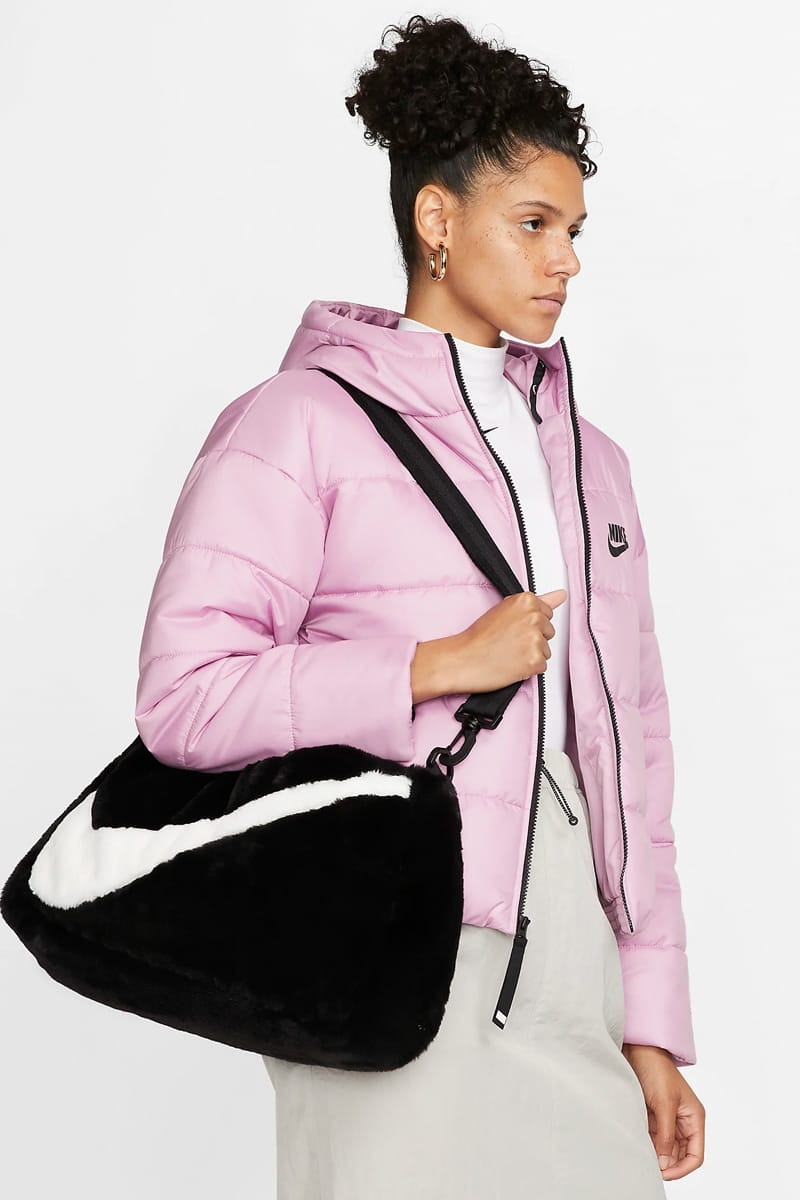 Nike swoosh tote bag in online stone