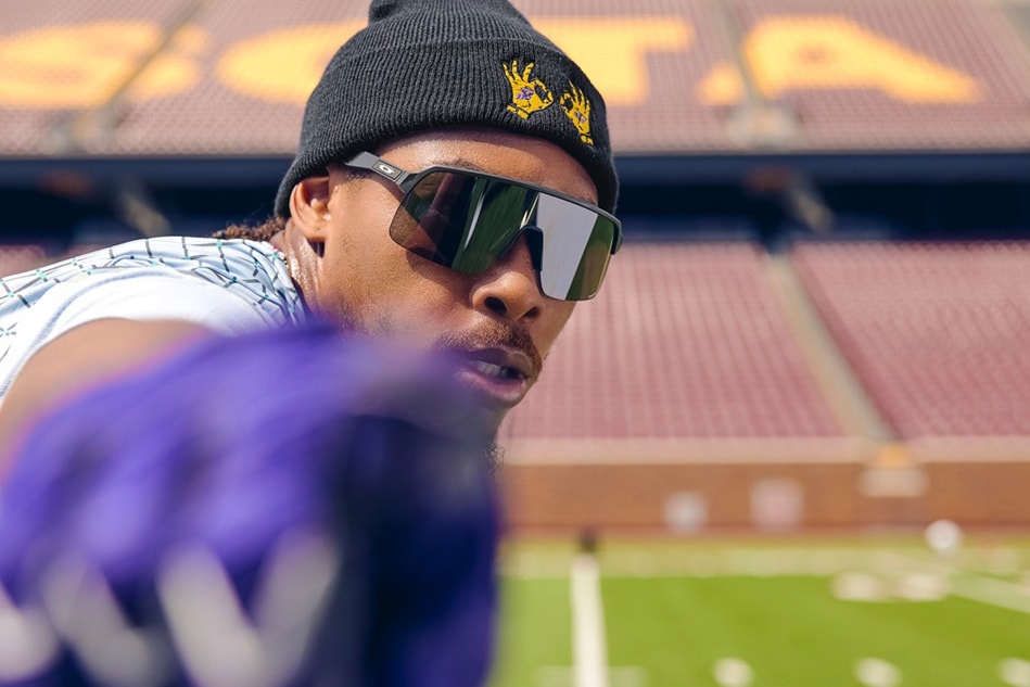 Descubrir 63+ imagen derwin james oakley Abzlocal.mx