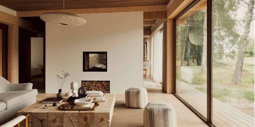 Студия, в которой он создает деревянный дом для отдыха посреди шведской лесной поляны