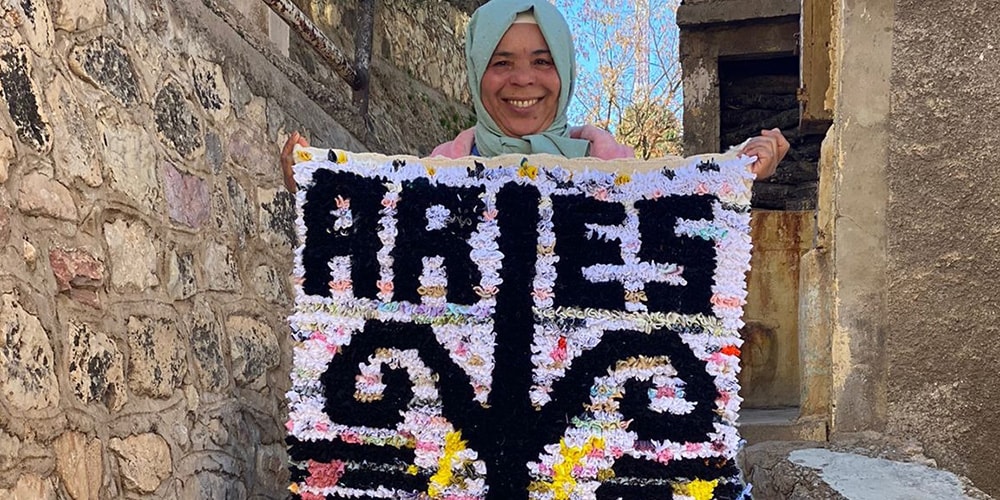 Овен и местные марокканские женщины создают ковры бушеруит из переработанных материалов