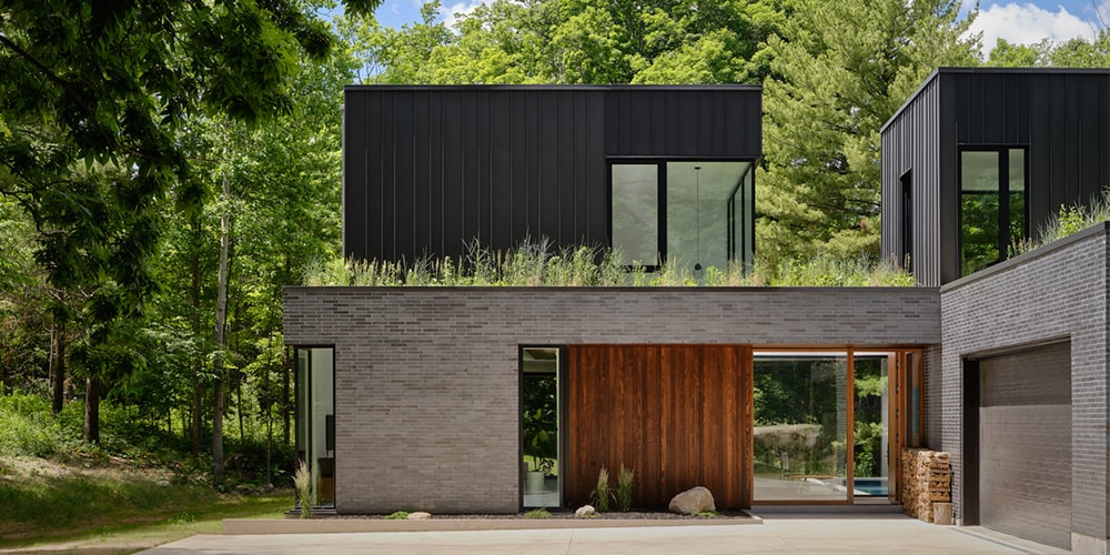 Осмотрите дом Онейда-Ридж, построенный Drew Mandel Architects внутри леса