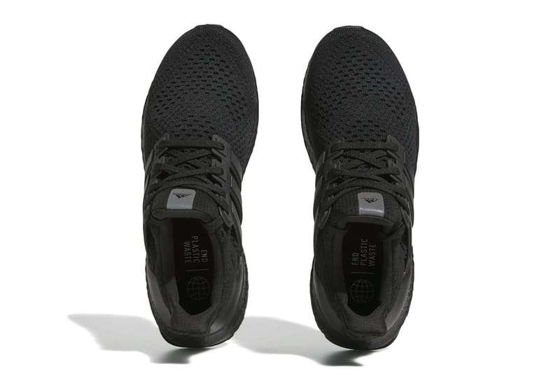 Ultra boost outlet triple black outfit