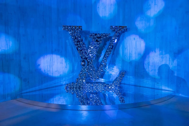 LOUIS VUITTON クリスタルオブジェ Louis Vuitton Yayoi Kusama Lightwell Hall at M+ Art | Hypebeast
