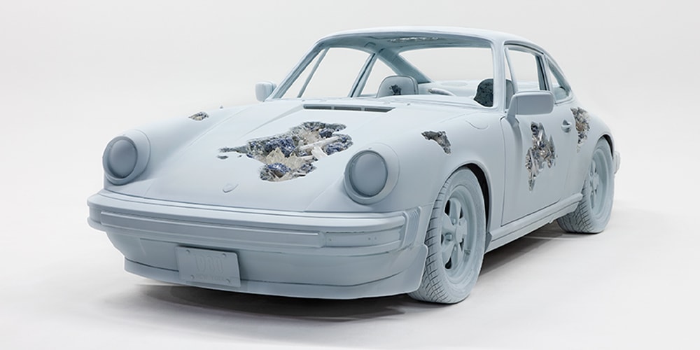 Разъеденные автомобильные скульптуры Дэниела Аршама выставлены на выставку в Автомобильном музее Петерсена в Лос-Анджелесе