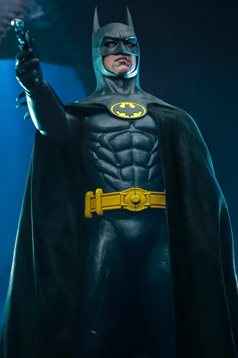 Hot Toys 1989 Batman and Batmobile 1:6th Scale Collectible Figure