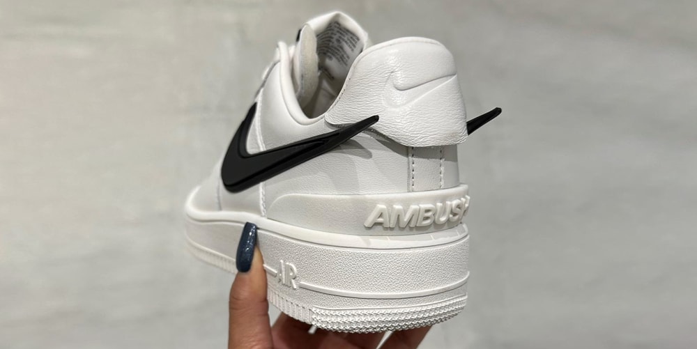 Юн Ан демонстрирует новые белые кроссовки AMBUSH x Nike Air Force 1