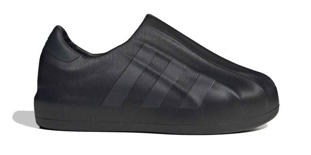 Adidas представляет слипоны adiFOM Superstar в цвете «Triple Black»