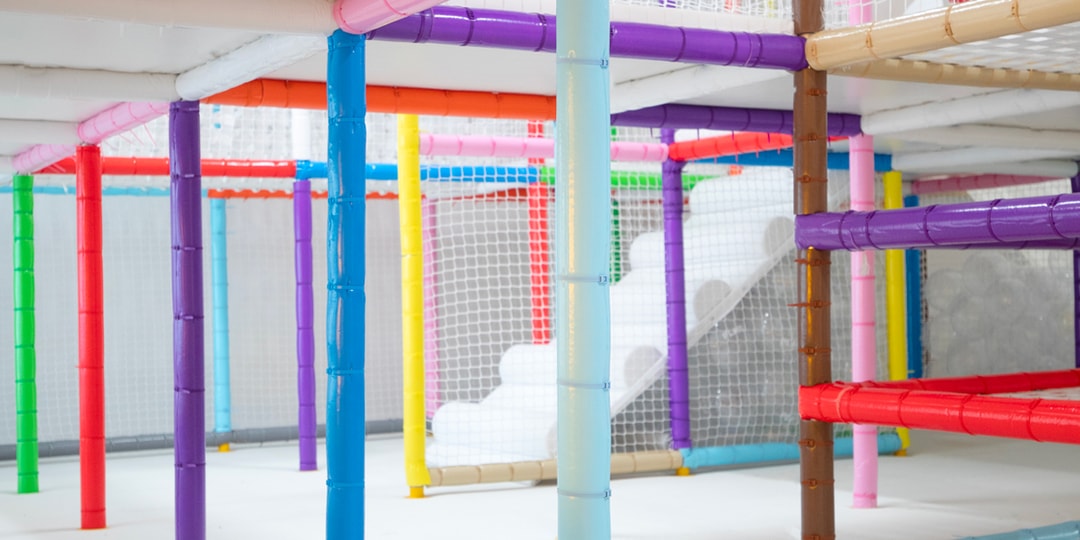 Художник Си Джей Хендри создал двухэтажную крытую игровую площадку в Бруклине