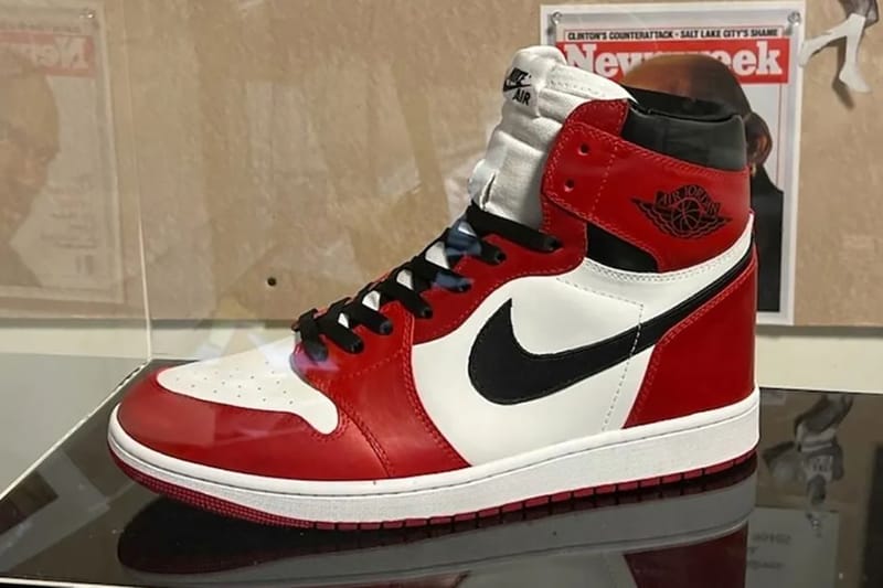 Air Jordan 1 Lost & Found vs. 1985 Air Jordan 1 Chicago | Hypebeast