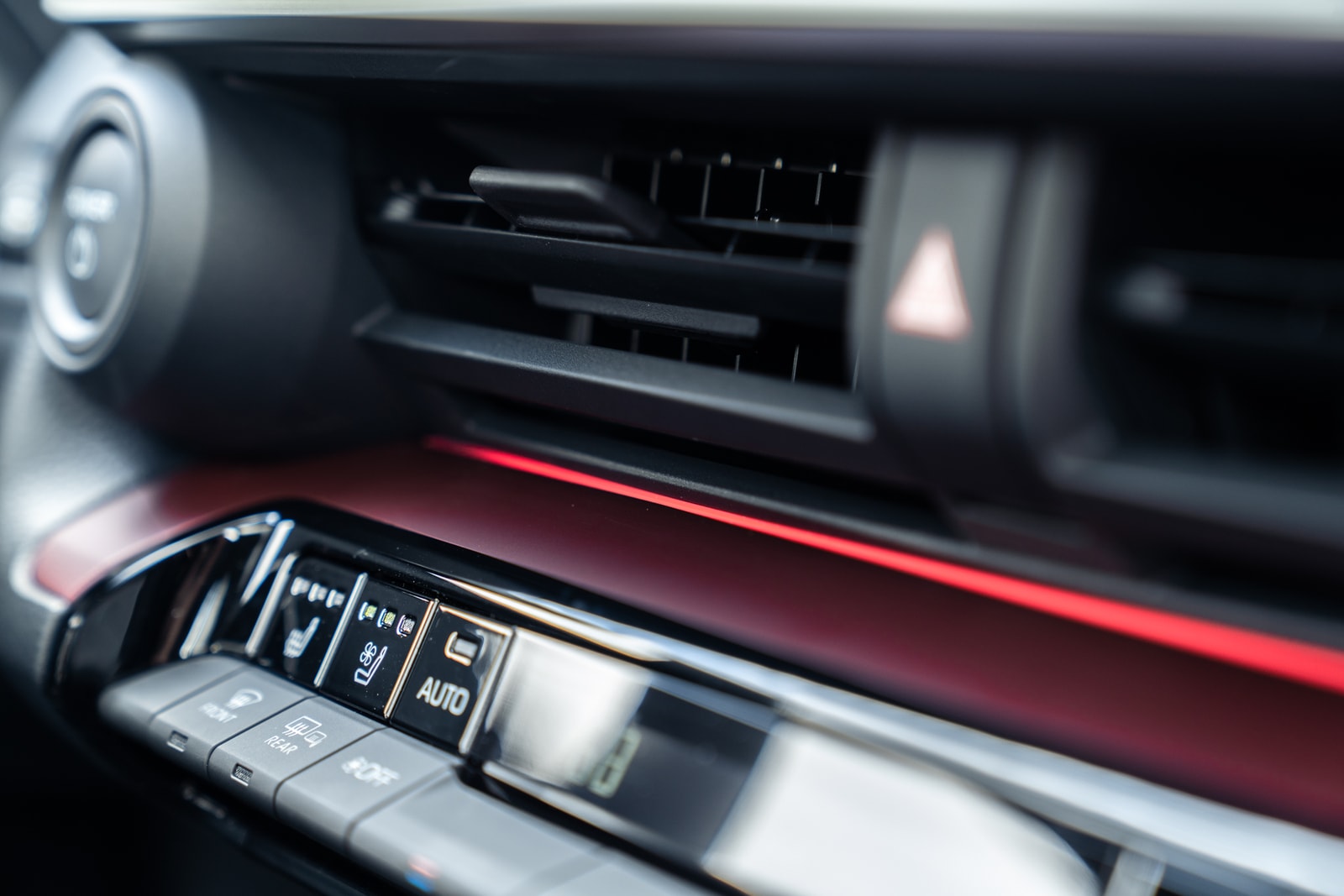 toyota-prius-prime-xse-closer-look-25.jp