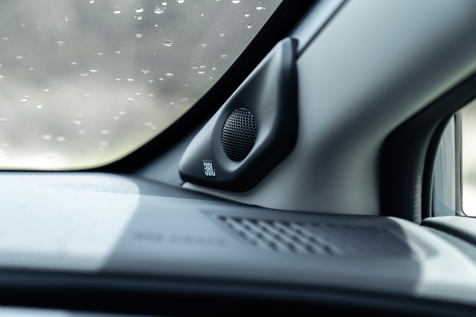 toyota-prius-prime-xse-closer-look-27.jp