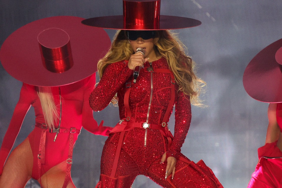 Beyonce Live Red