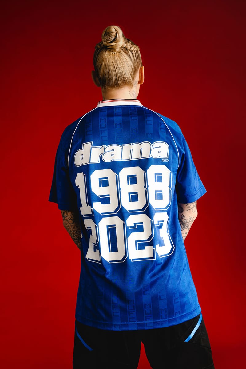 完売品Manchester United x DRAMACALL ゲームシャツ Drama Call x Manchester United 1988 Blue Jersey T Shirt | IP5544