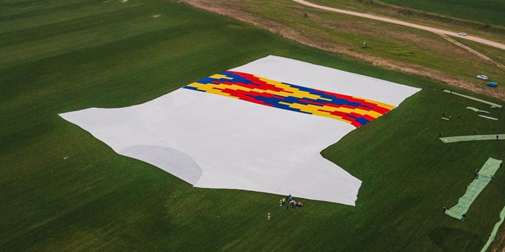 Новый мировой рекорд Гиннесса за самую большую футболку сделан из более чем 500 000 переработанных пластиковых бутылок