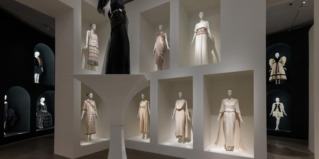 Внутри выставки Института костюма «Карл Лагерфельд: линия красоты»