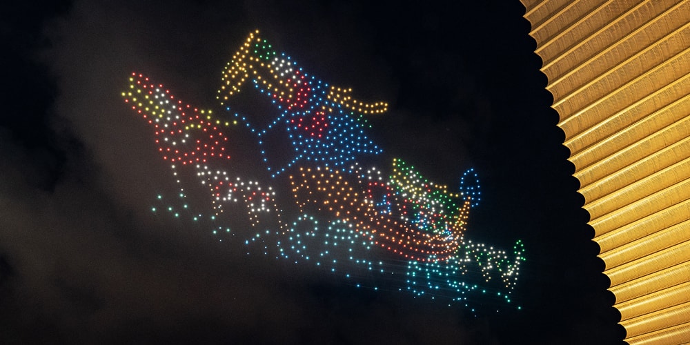 Посмотрите, как 1500 дронов раскрашивают небо к фестивалю лодок-драконов