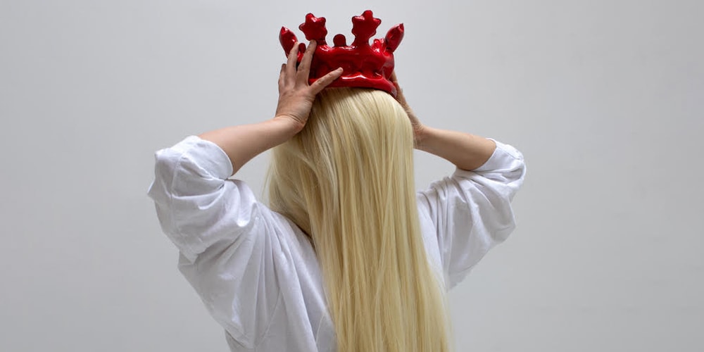 В поисках сокровищ Си Джей Хендри заставил фанатов перебрать тысячи надувных «корон»