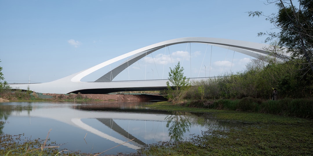 Архитекторы Захи Хадид представили изогнутый мост через реку Цзянси в Китае