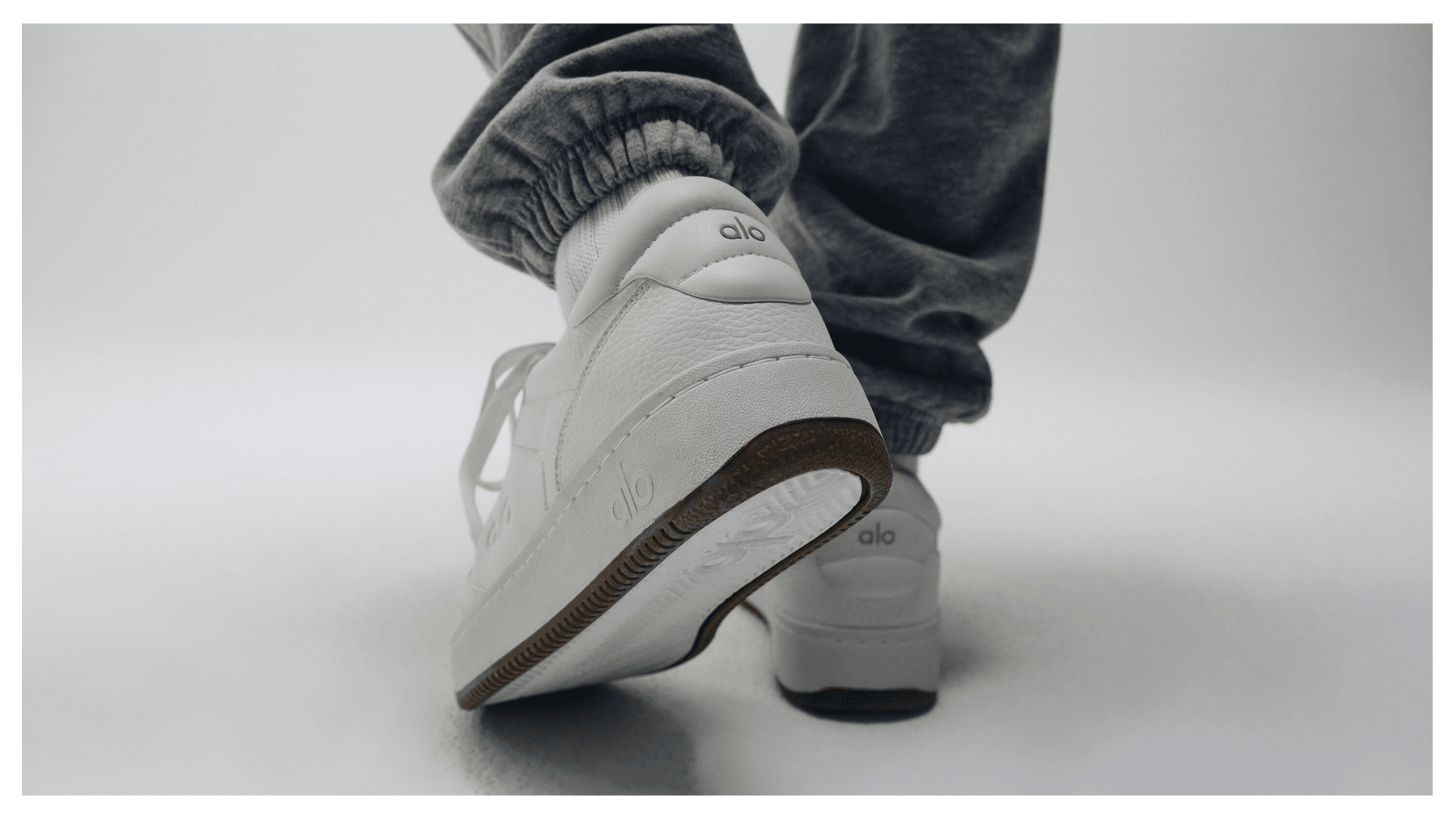 セレブに大人気♪ALO Yoga x 01 Classic限定スニーカー グレー Alo Releases The X 01 Classic Recovery Sneaker | Hypebeast