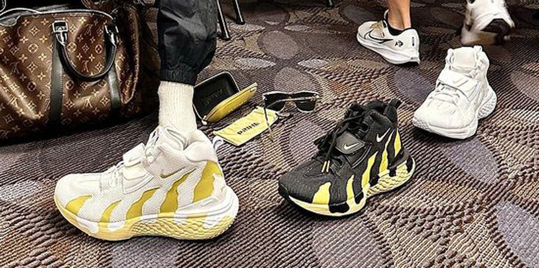 Деион Сандерс сгибает свои кроссовки Nike PRIMES
