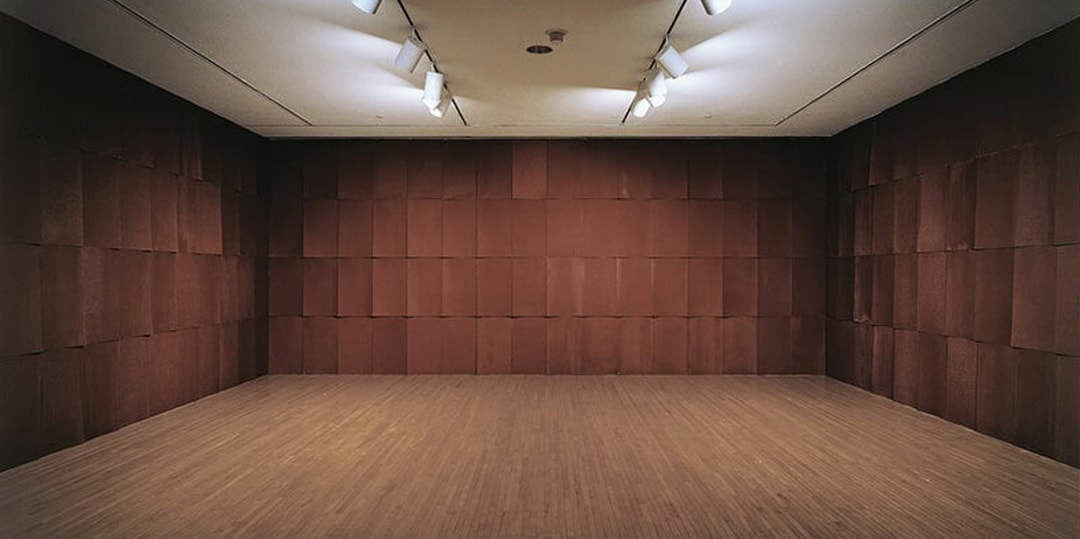 Шоколадная комната Эда Руши приземлилась в Музее современного искусства Нью-Йорка