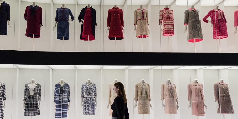 Chanel приземлилась в Лондоне на крупной выставке Виктории и Альберта, посвященной жизни дизайнера