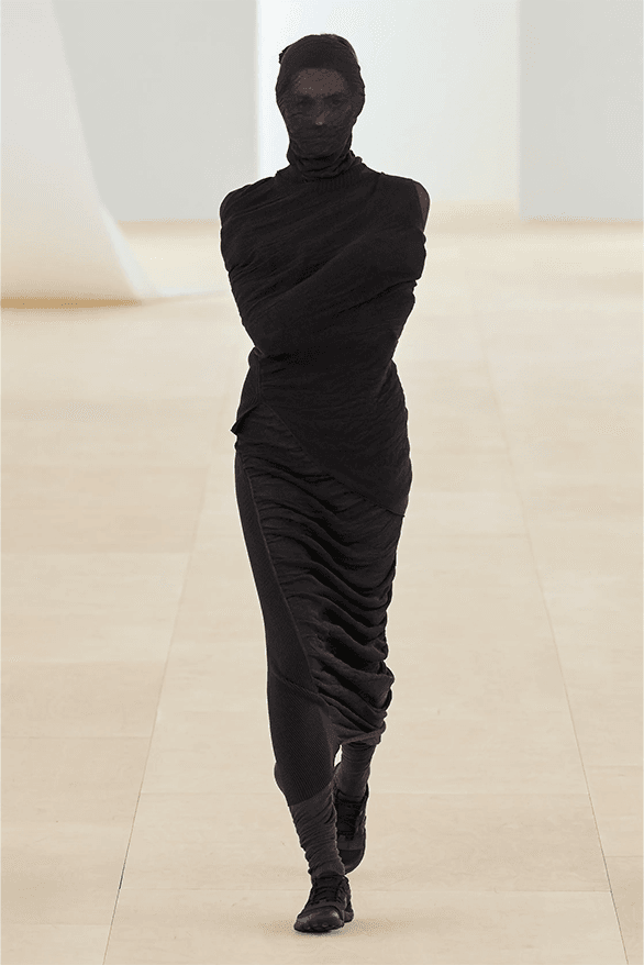 me by ISSEY MIYAKE 2024 SS ノースリーブ 未使用 Issey Miyake Spring/Summer 2024 at Paris Fashion Week