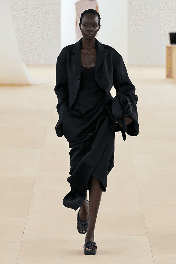 me by ISSEY MIYAKE 2024 SS ノースリーブ 未使用 Issey Miyake Spring/Summer 2024 at Paris Fashion Week