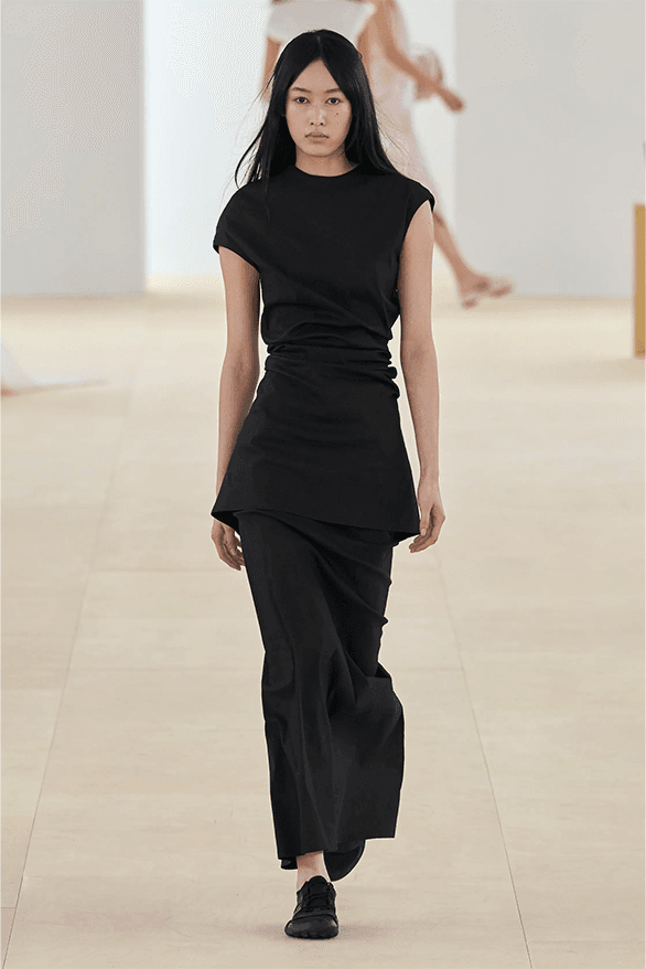 me by ISSEY MIYAKE 2024 SS ノースリーブ 未使用 Issey Miyake Spring/Summer 2024 at Paris Fashion Week