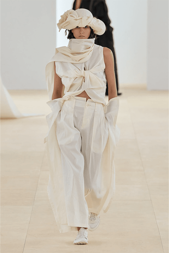 me by ISSEY MIYAKE 2024 SS ノースリーブ 未使用 Issey Miyake Spring/Summer 2024 at Paris Fashion Week