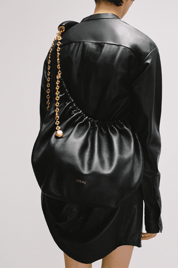 LOEWE Fall/Winter 2023 Squeeze Bag Release Info | Hypebeast LOEWE Fall/Winter 2023 Squeeze Bag Release Info | Hypebeast