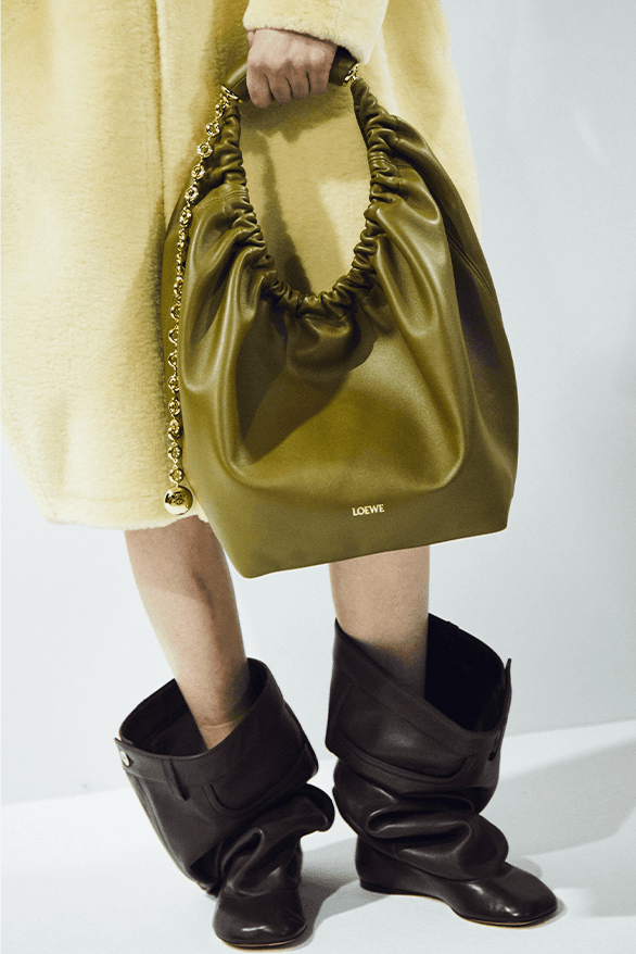 LOEWE Fall/Winter 2023 Squeeze Bag Release Info | Hypebeast LOEWE Fall/Winter 2023 Squeeze Bag Release Info | Hypebeast