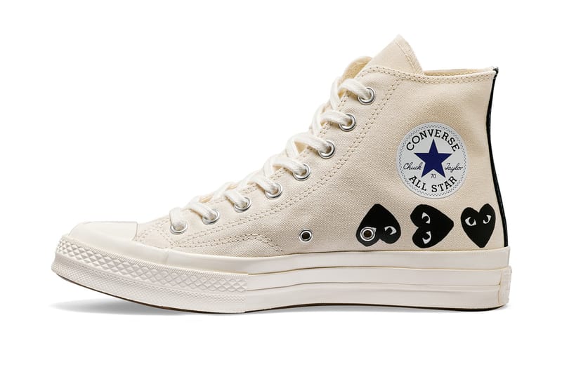 Black and white on sale converse with red heart