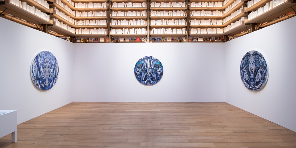 Мэгуру Ямагути разместил новые абстрактные картины на 200 000 книг в Токио