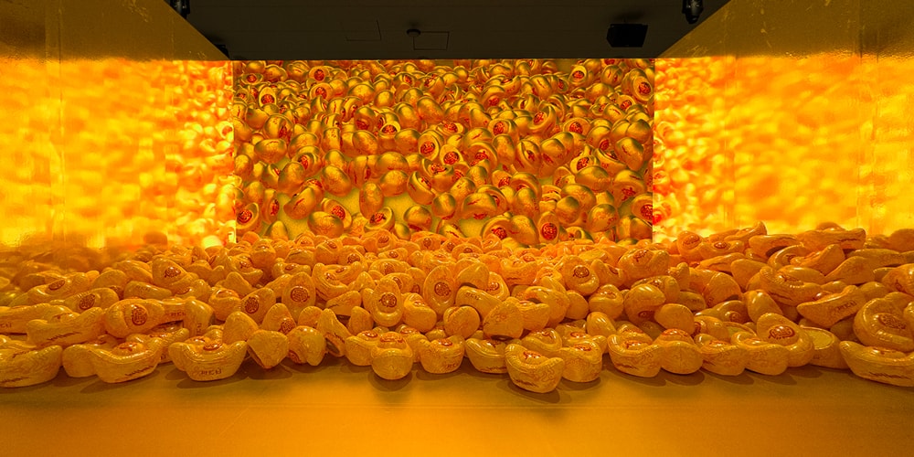 Джахан Ло представляет палату из надувных золотых слитков на своей выставке «Живи долго и процветай» совместно с ACU