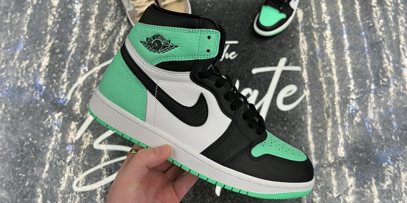 Jordan retro 1 on sale green and white